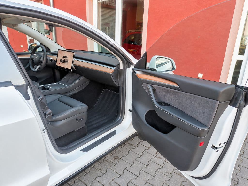 2023 Tesla MODEL Y - 16