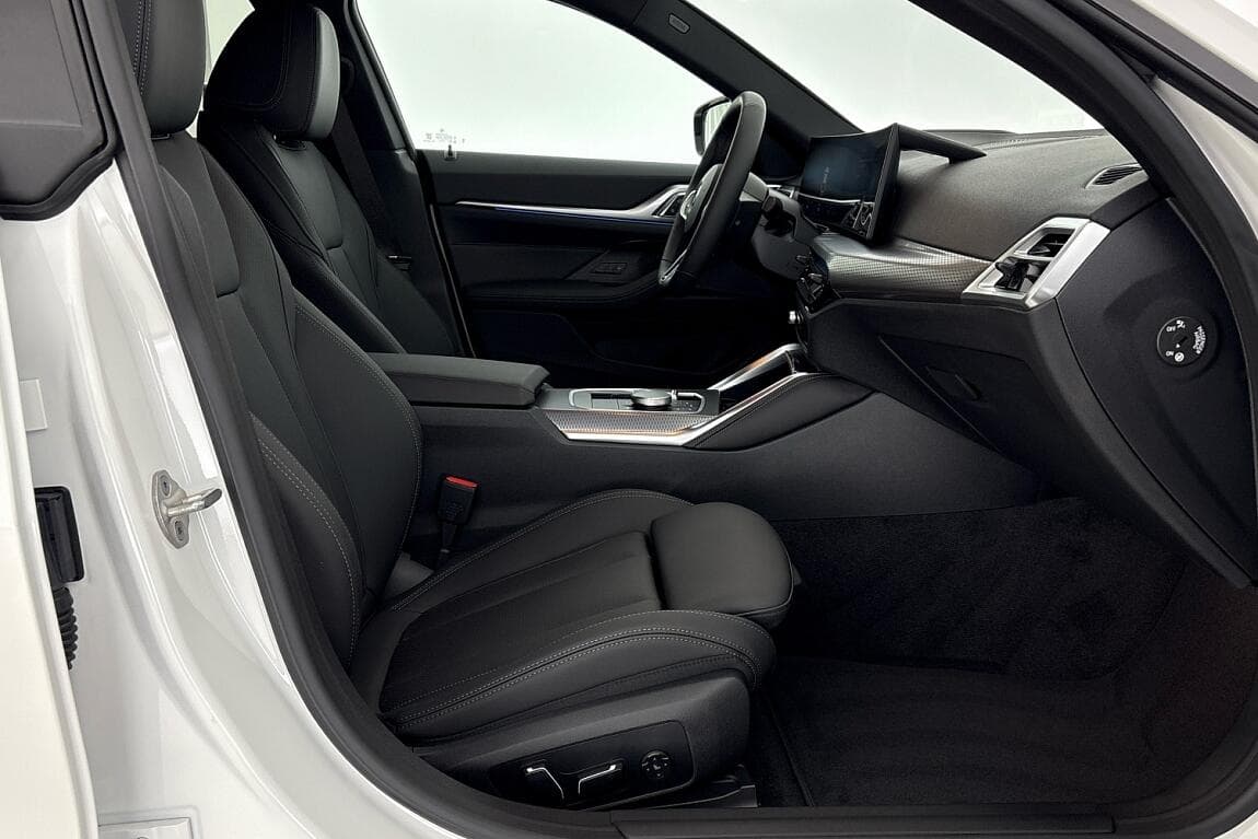 2026 BMW i4 - 12
