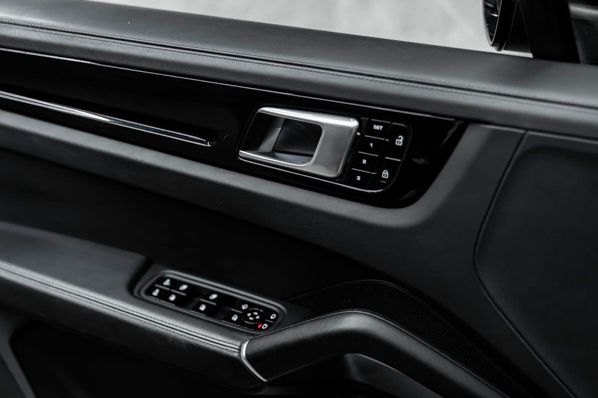 2019 Porsche CAYENNE - 16