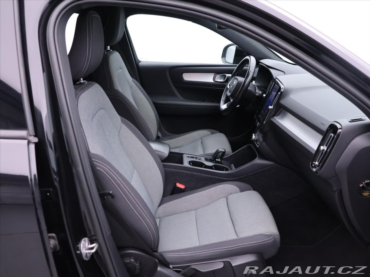 2022 Volvo XC40 - 13