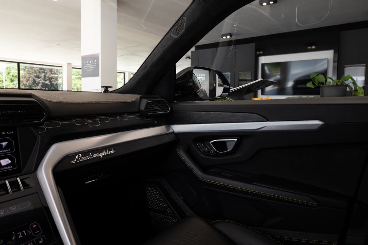 2019 Lamborghini URUS - 16
