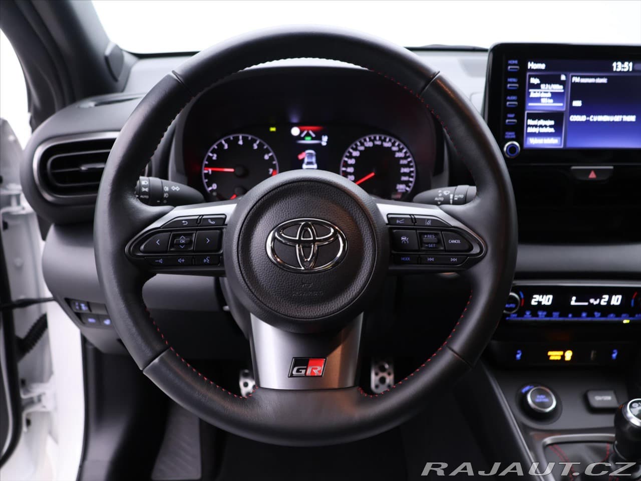 2022 Toyota YARIS - 17