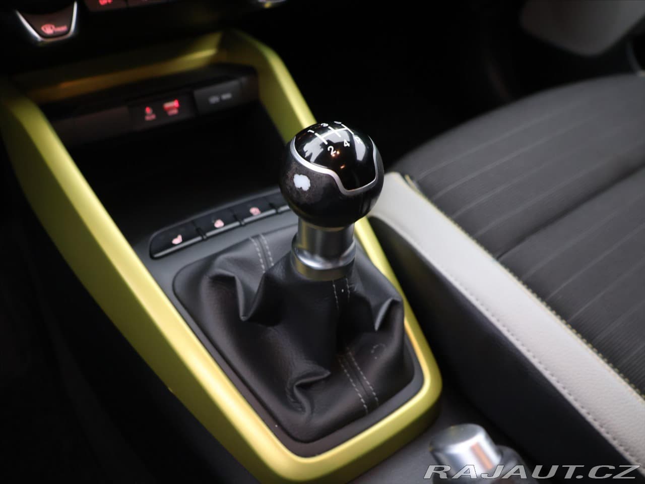 2018 Kia STONIC - 18