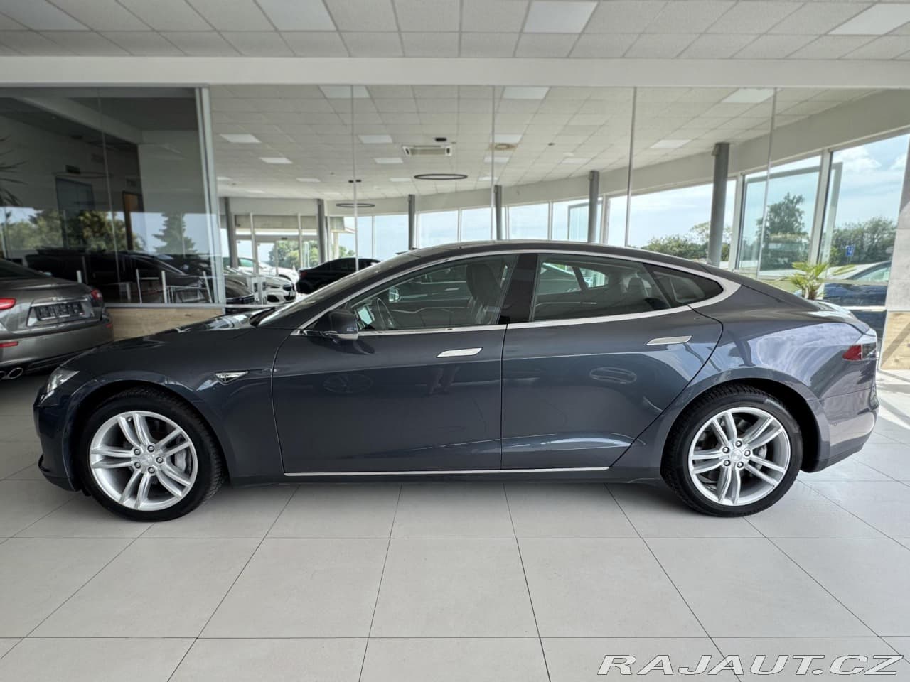 Tesla MODEL S - 8