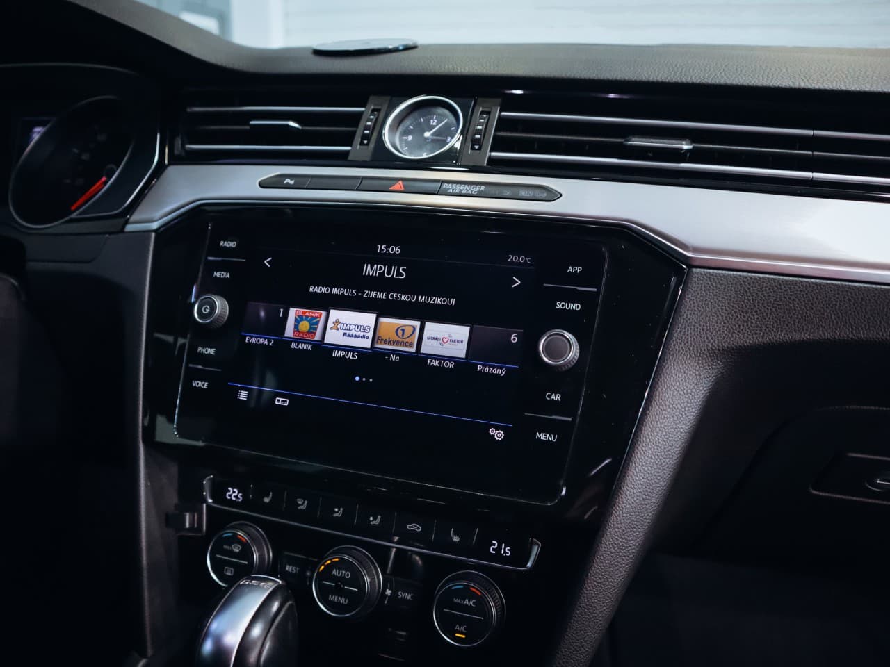 2018 Volkswagen PASSAT - 11