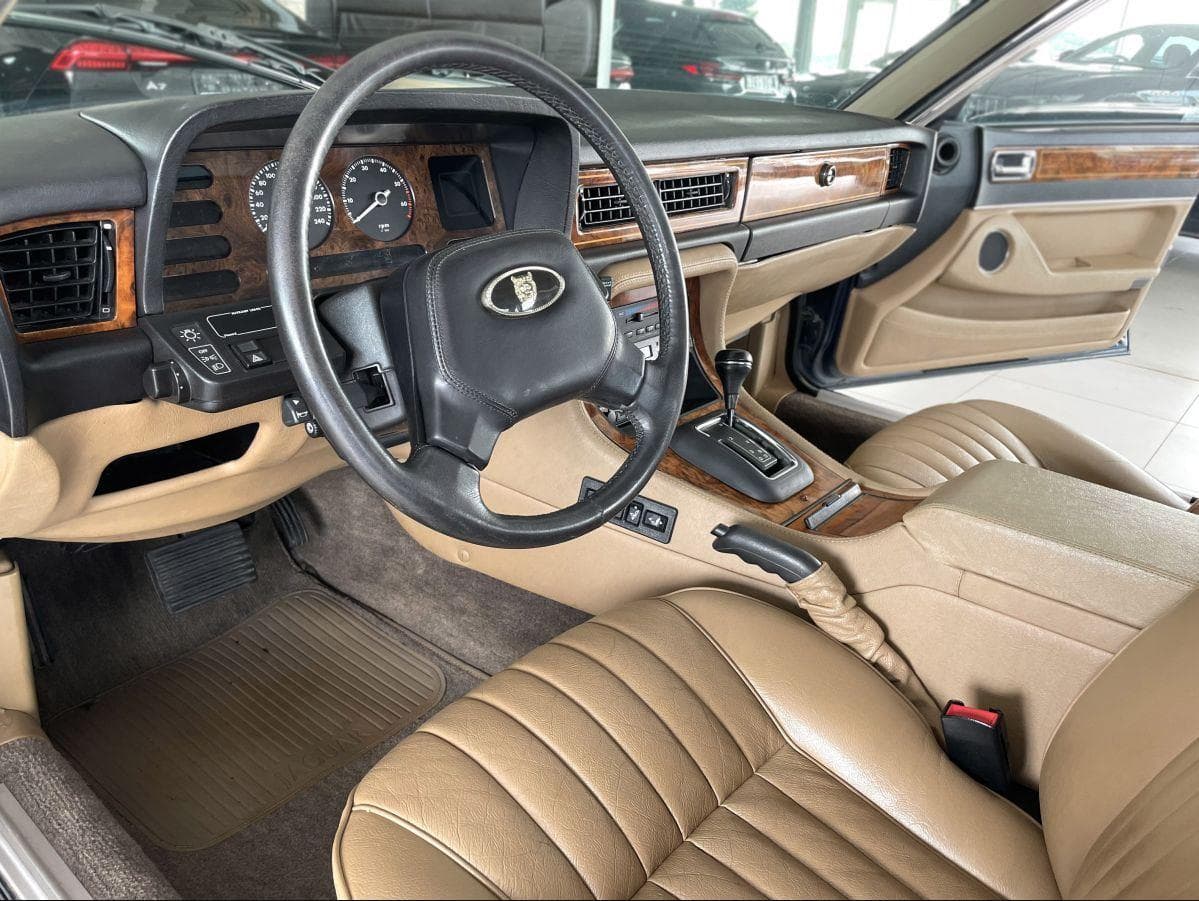1988 Jaguar XJ - 12