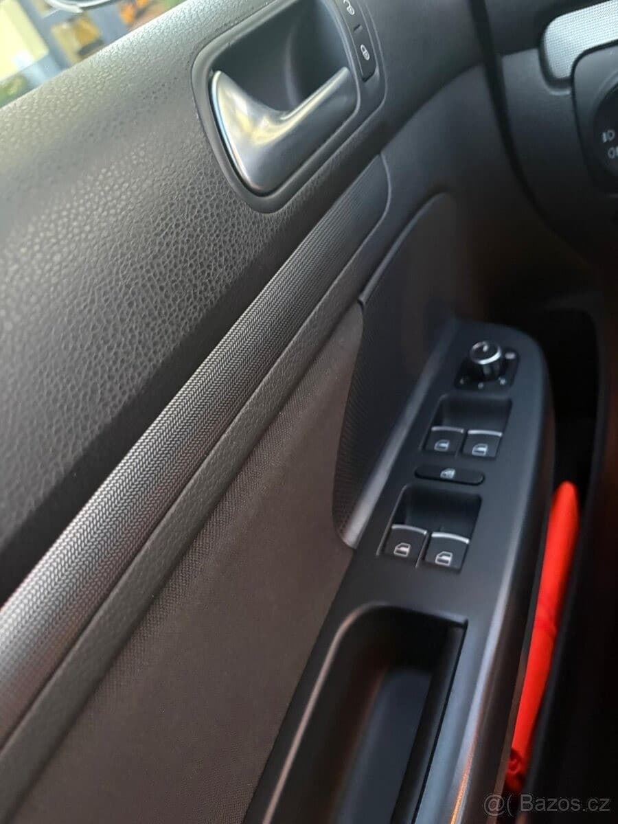 2011 Volkswagen GOLF - 9