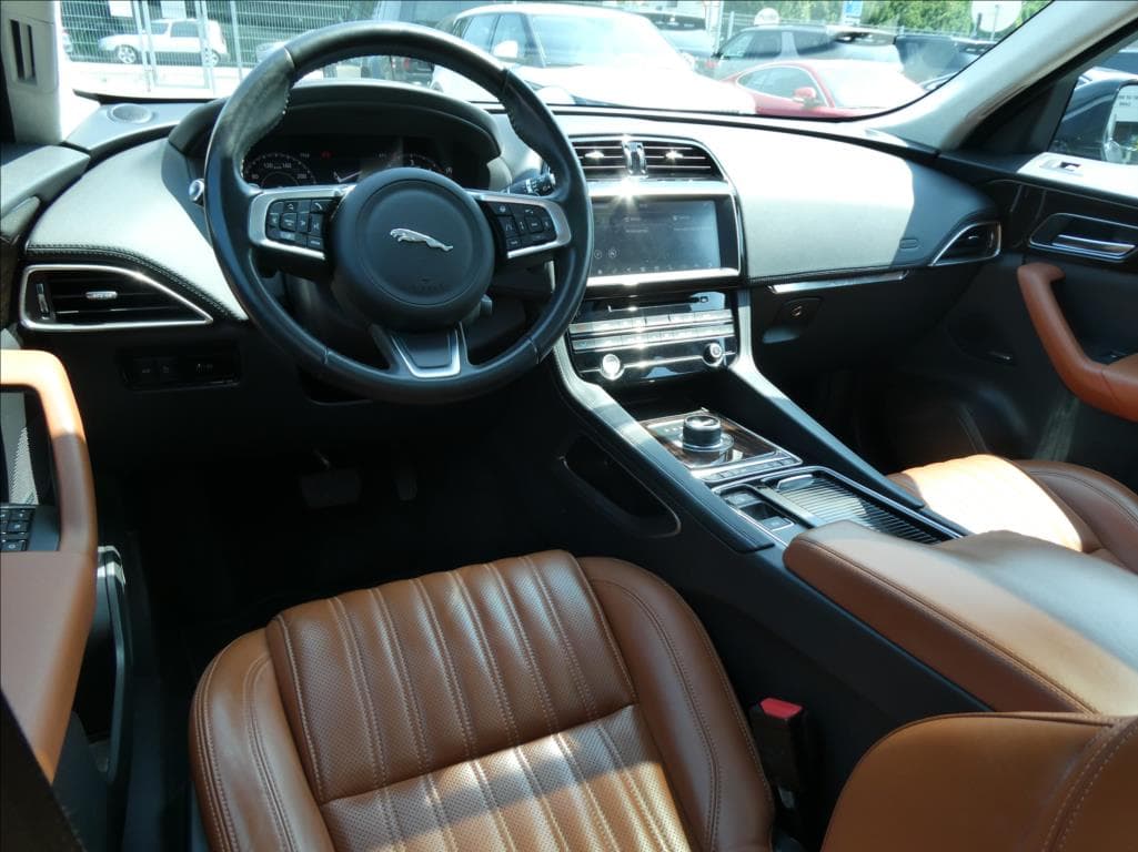 2019 Jaguar F-PACE - 11