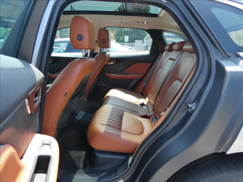 2019 Jaguar F-PACE - 18