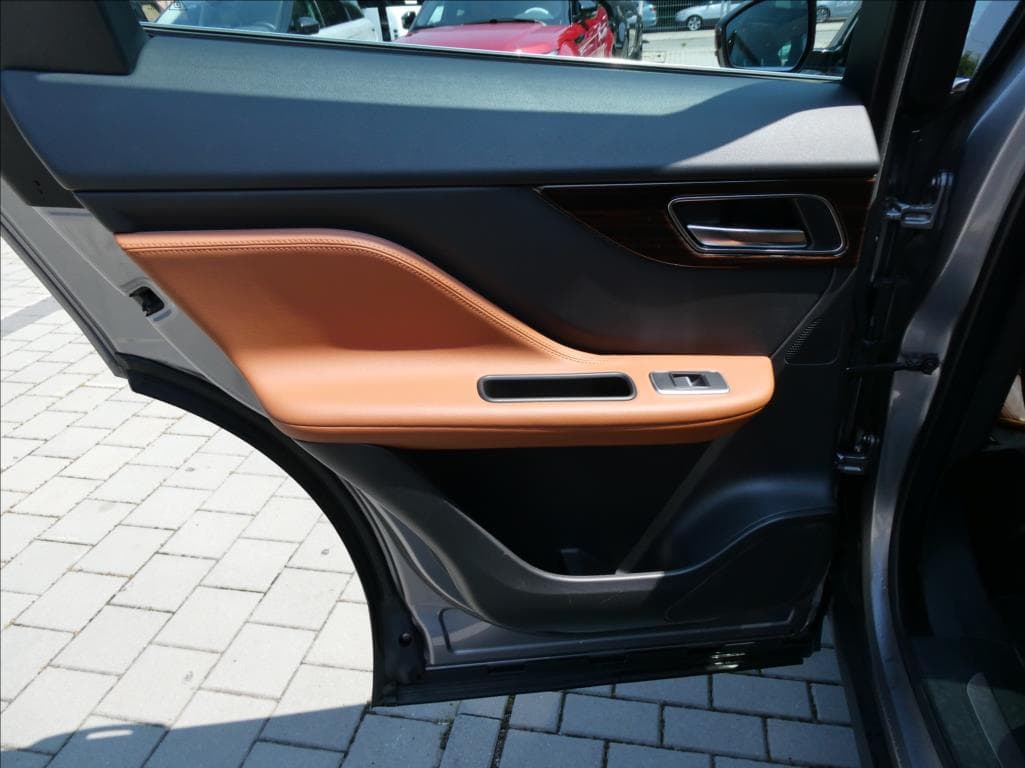 2019 Jaguar F-PACE - 19