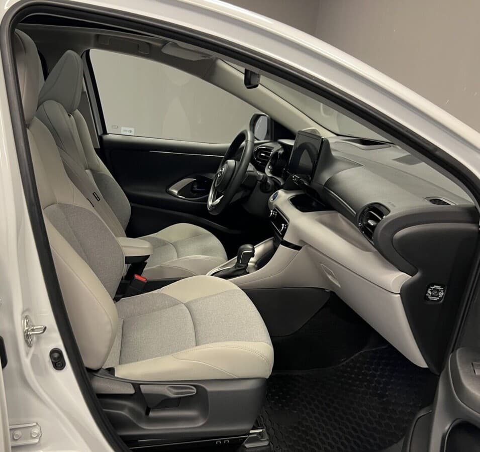 2023 Toyota YARIS - 11