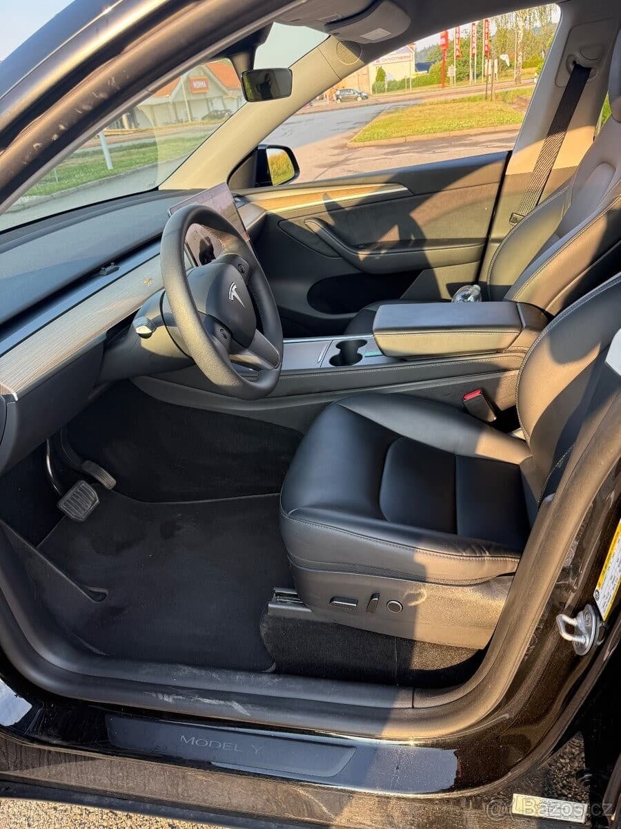 Tesla MODEL Y - 12