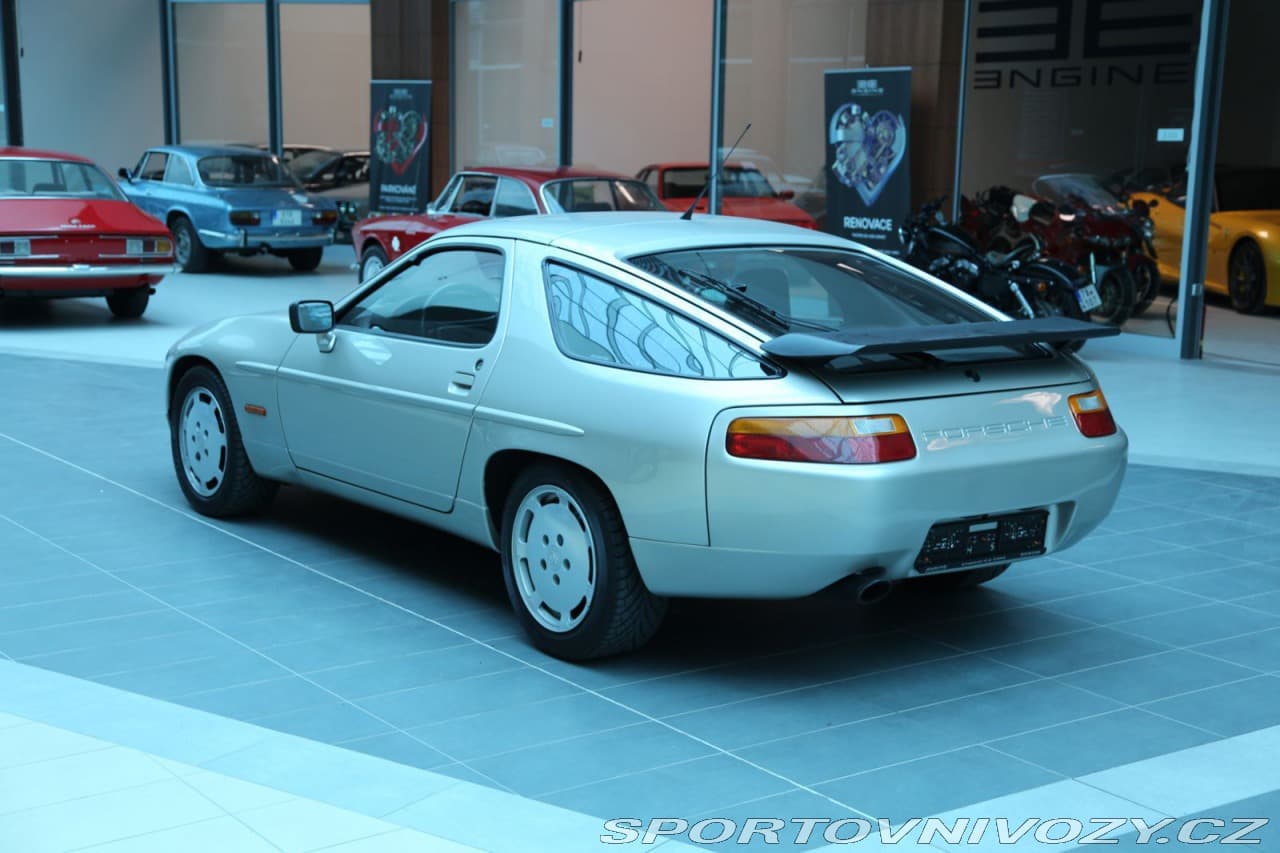 1988 Porsche 928 - 3