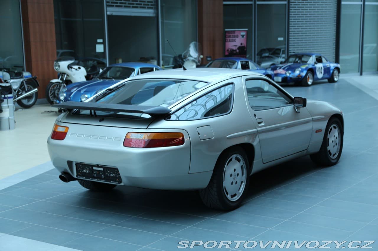1988 Porsche 928 - 5