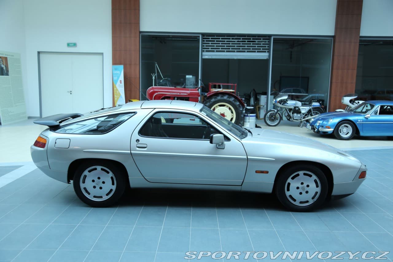 1988 Porsche 928 - 6