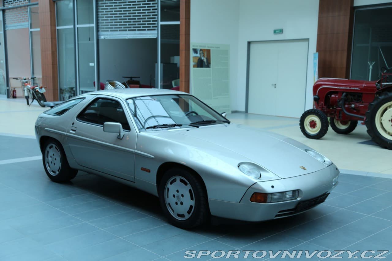 1988 Porsche 928 - 7