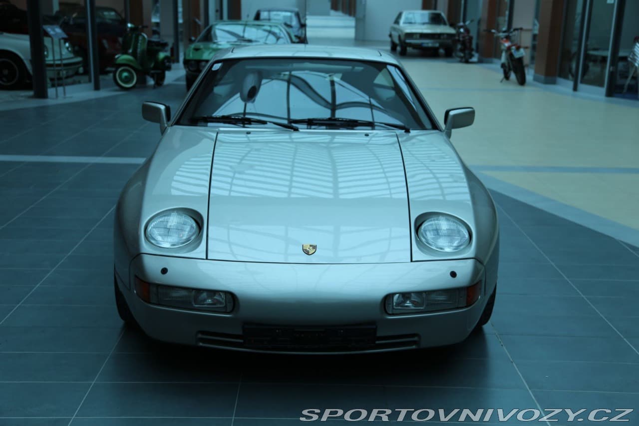 1988 Porsche 928 - 8