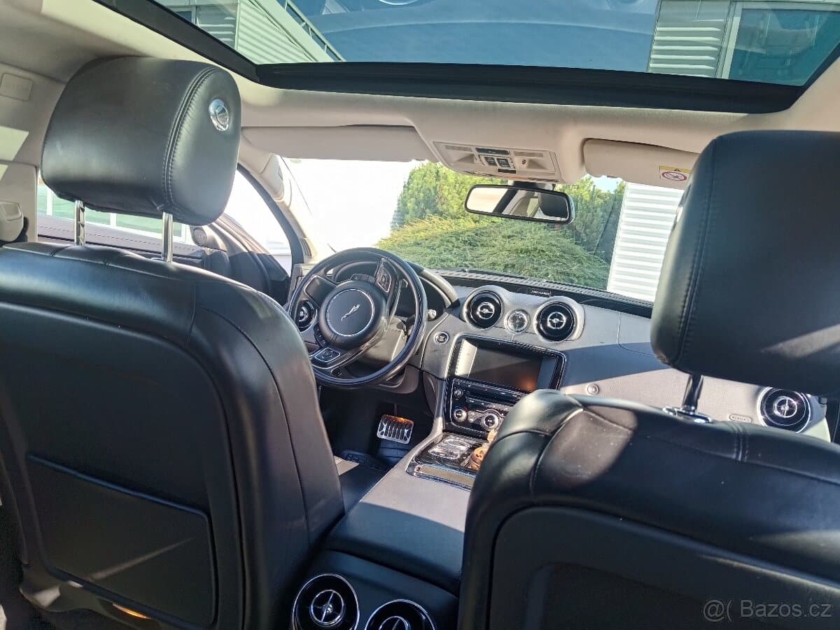 2015 Jaguar XJ - 13