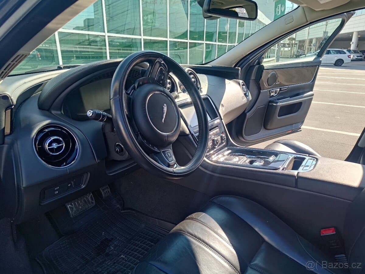2015 Jaguar XJ - 14