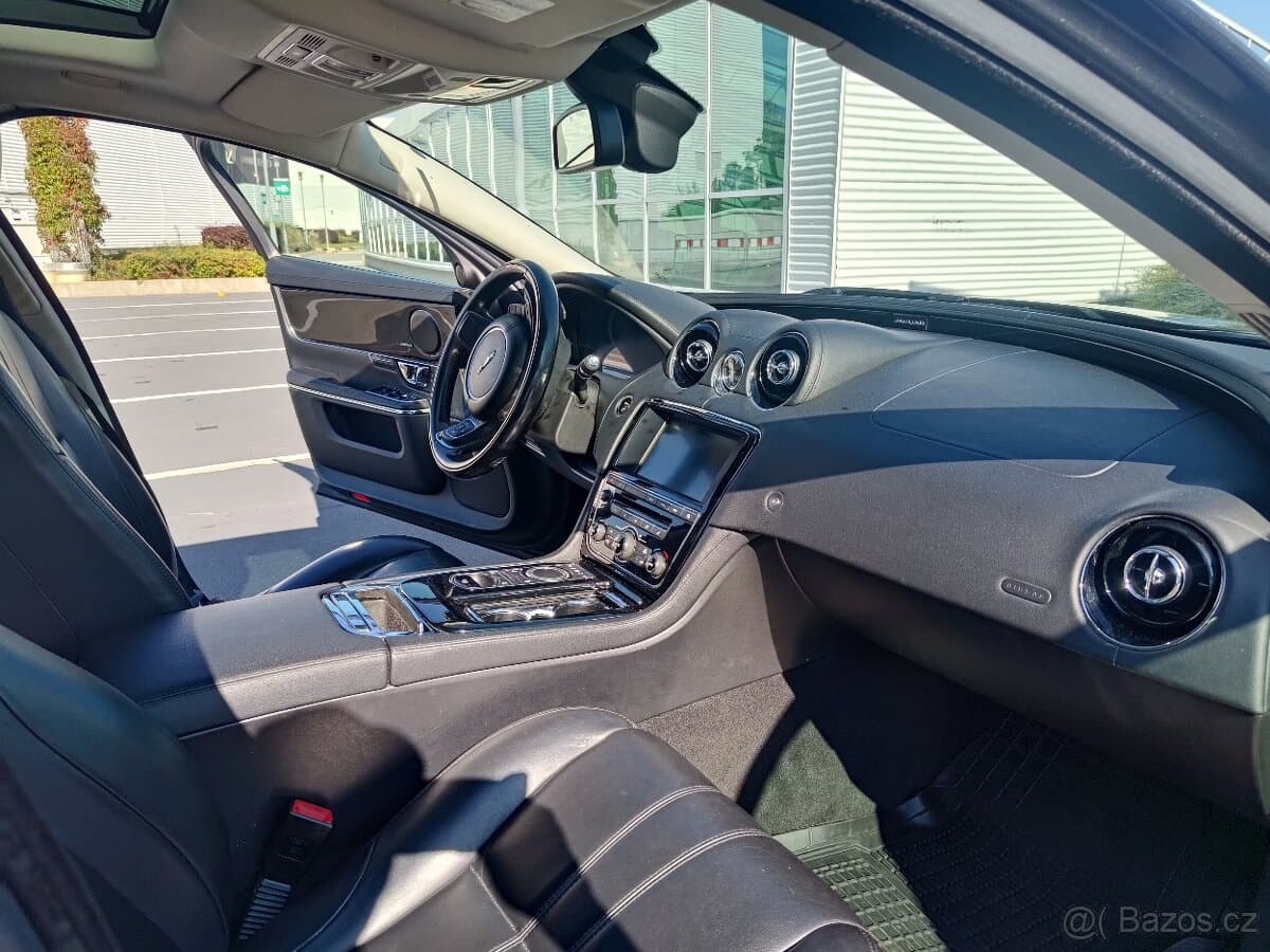 2015 Jaguar XJ - 15