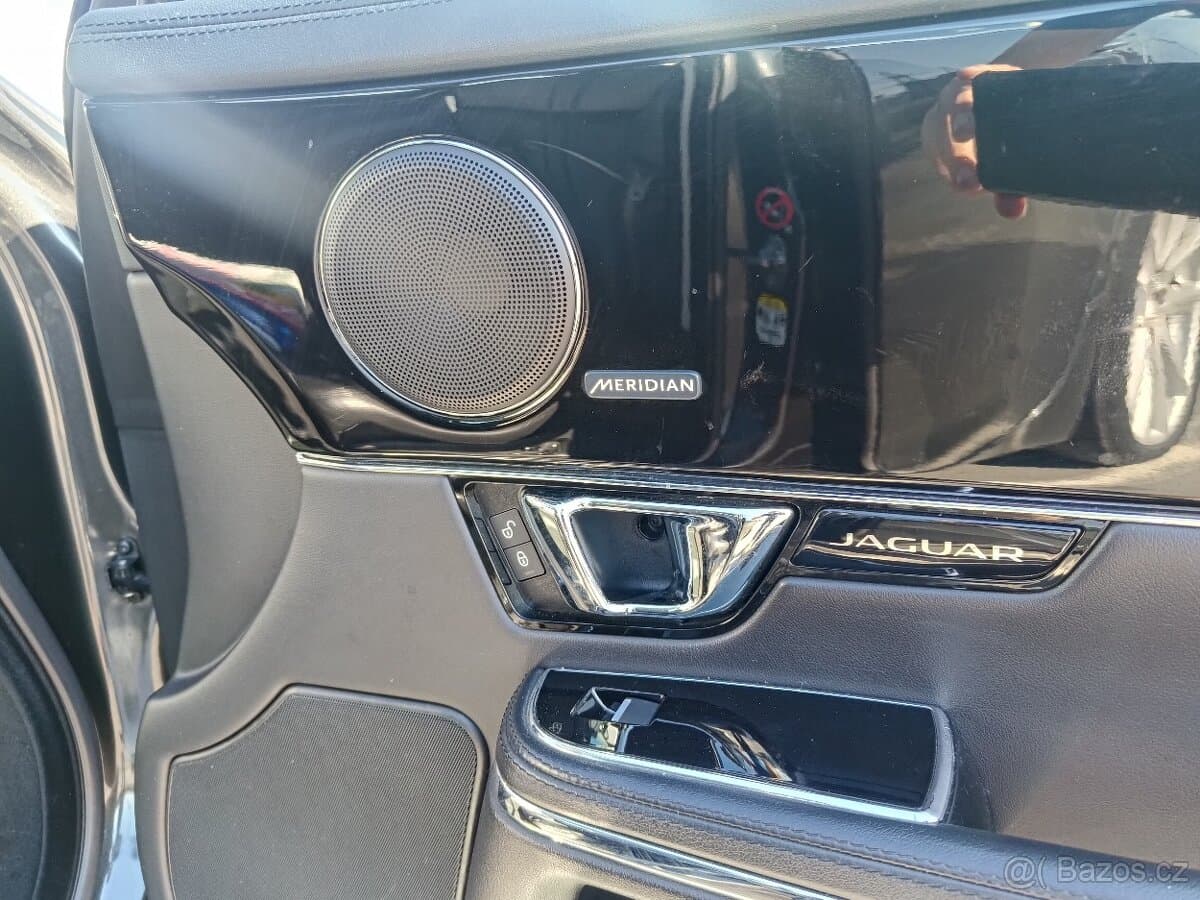 2015 Jaguar XJ - 16