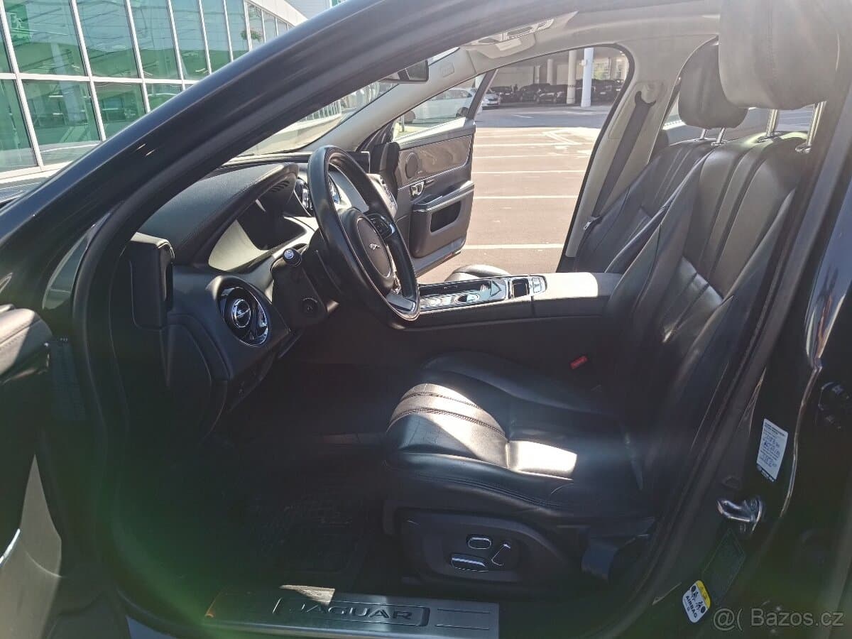 2015 Jaguar XJ - 19