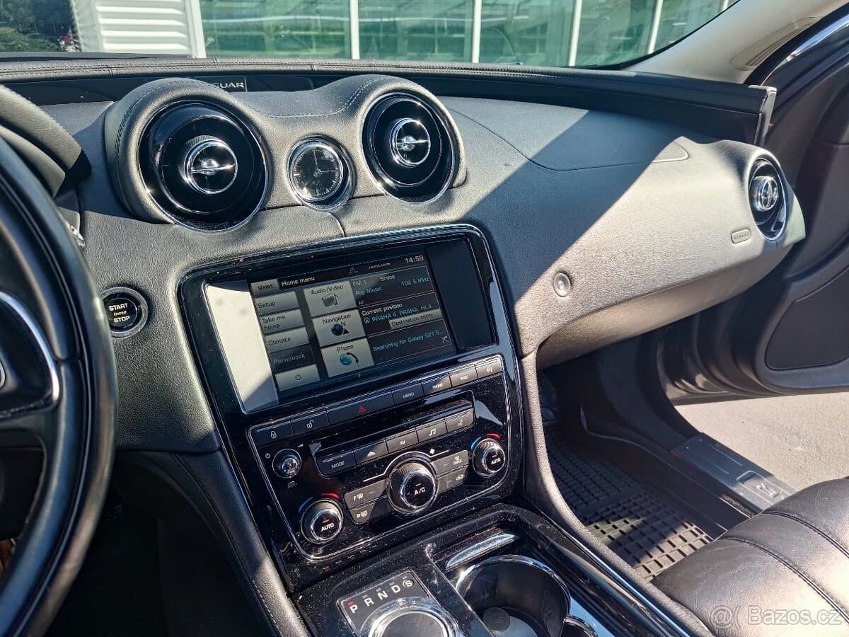 2015 Jaguar XJ - 20