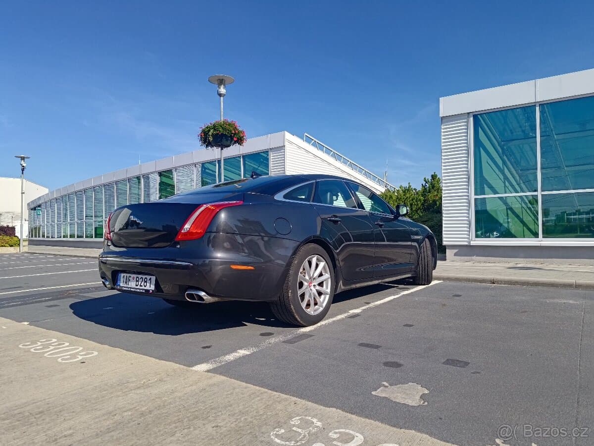 2015 Jaguar XJ - 3