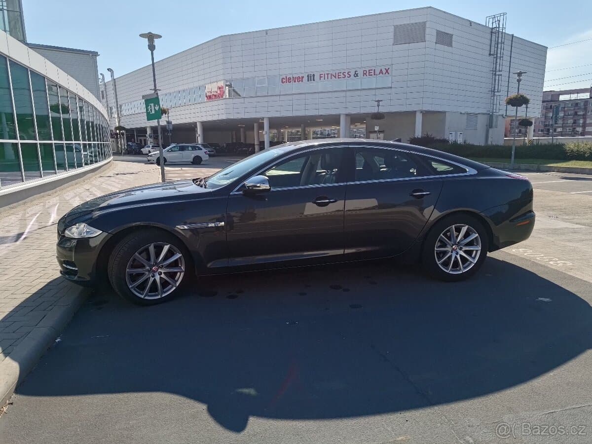 2015 Jaguar XJ - 8