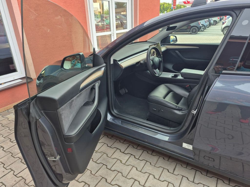 2021 Tesla Model Y - 23