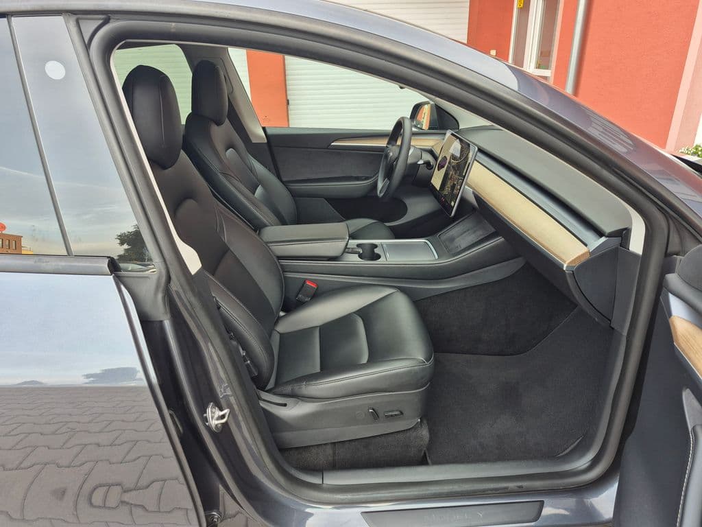 2021 Tesla Model Y - 25