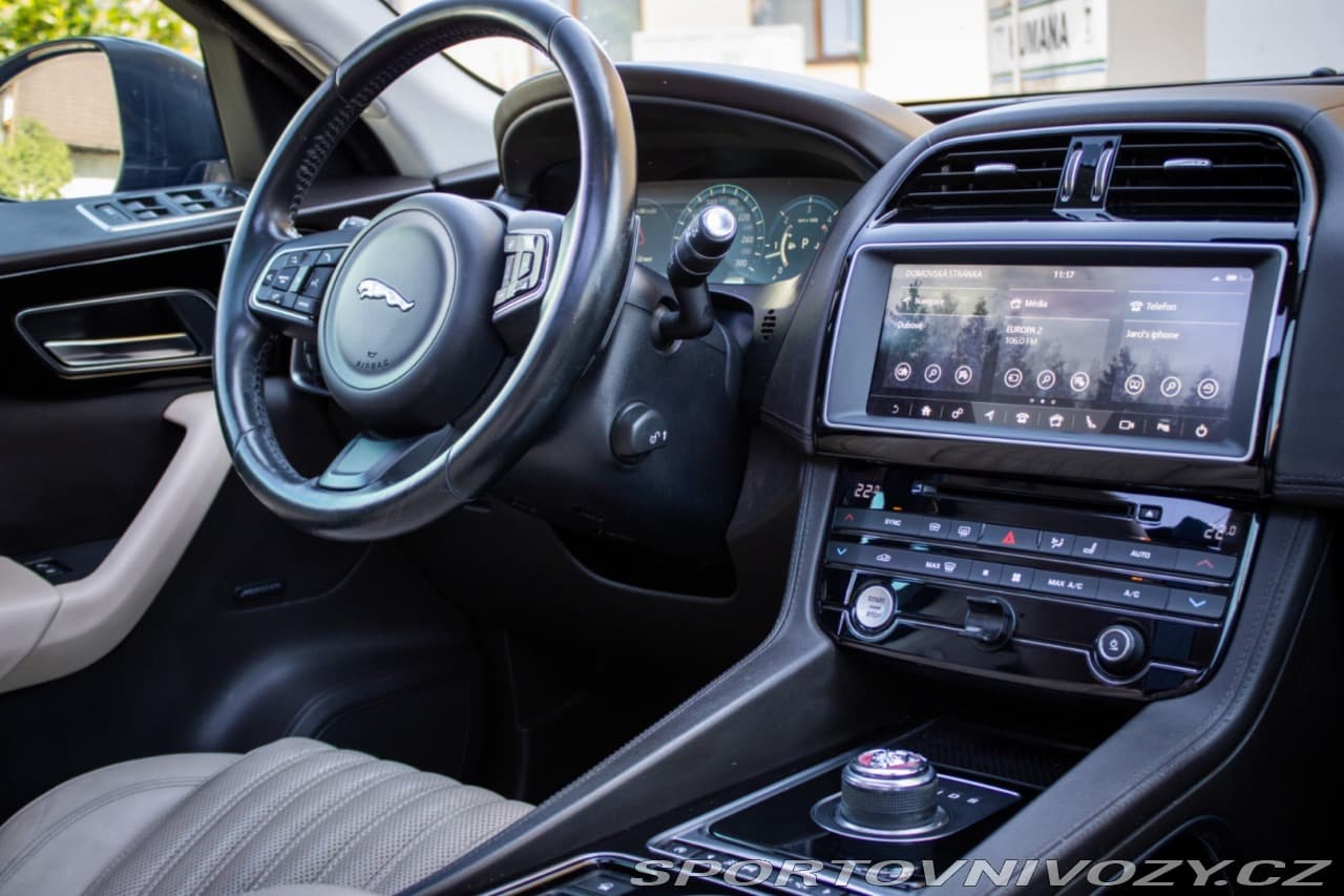 2016 Jaguar F-PACE - 19