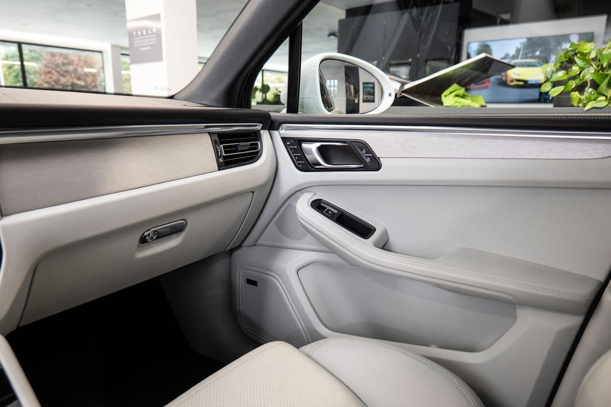 2023 Porsche Macan - 12