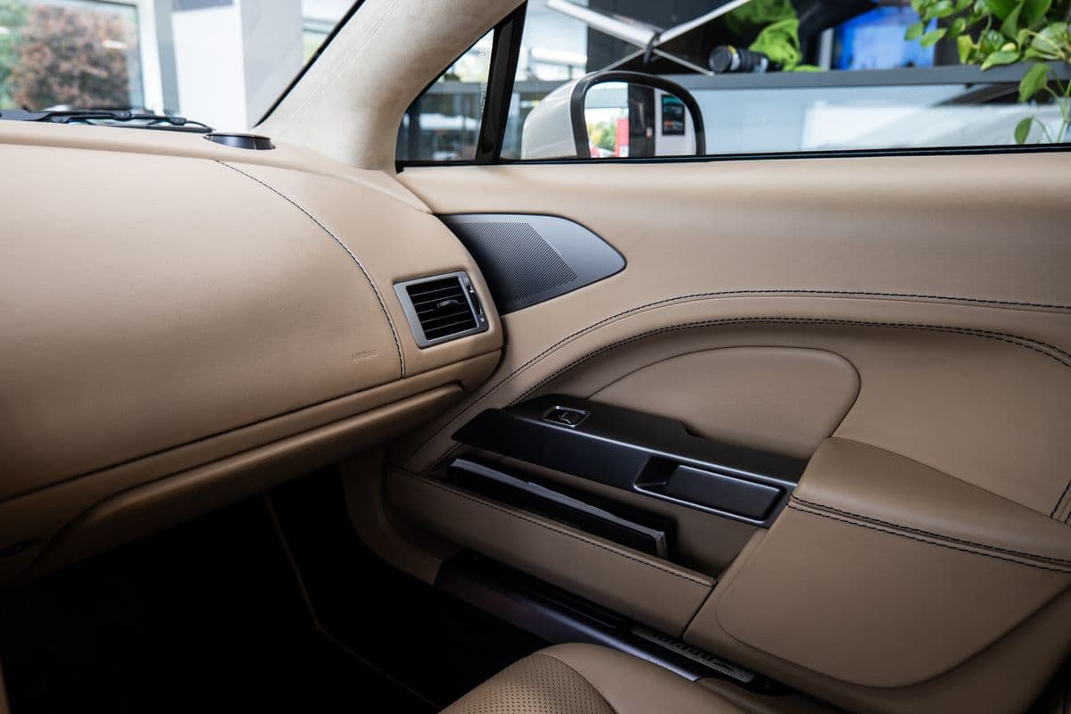 2010 Aston Martin RAPIDE - 16
