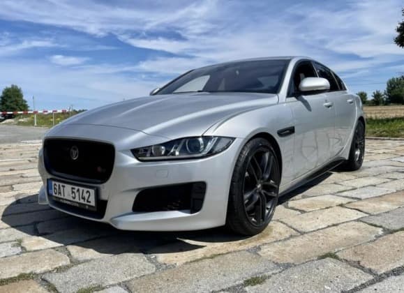 2018 Jaguar Xe - 11