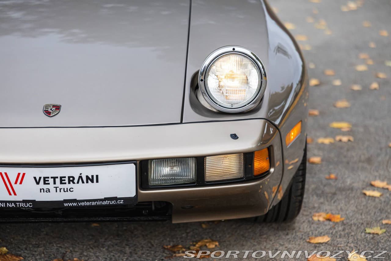 1983 Porsche 928 - 10