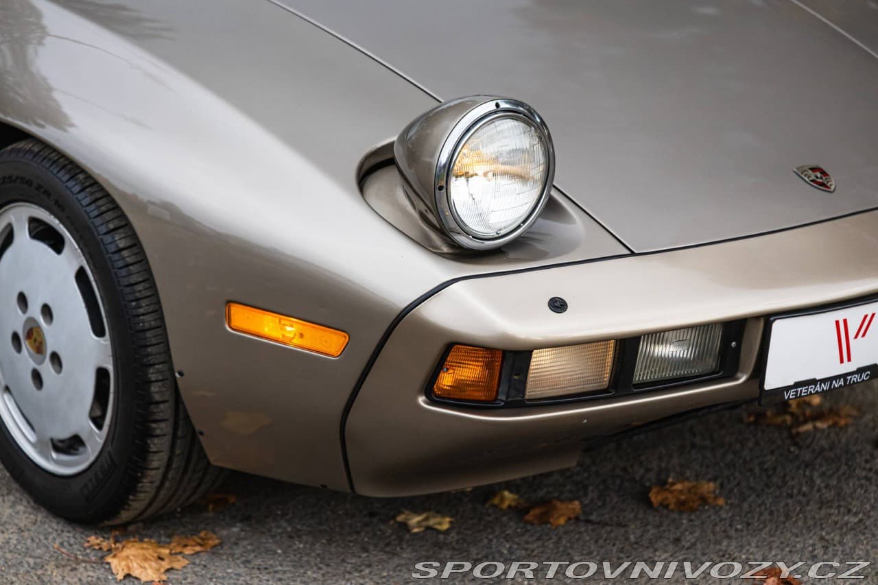 1983 Porsche 928 - 11