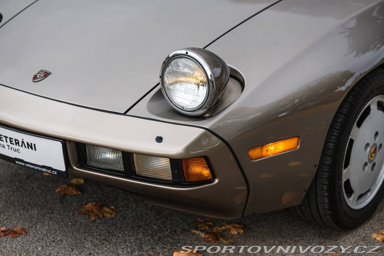 1983 Porsche 928 - 12