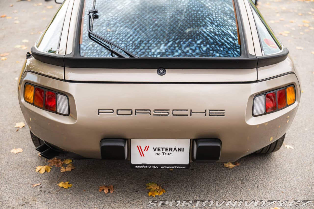 1983 Porsche 928 - 13