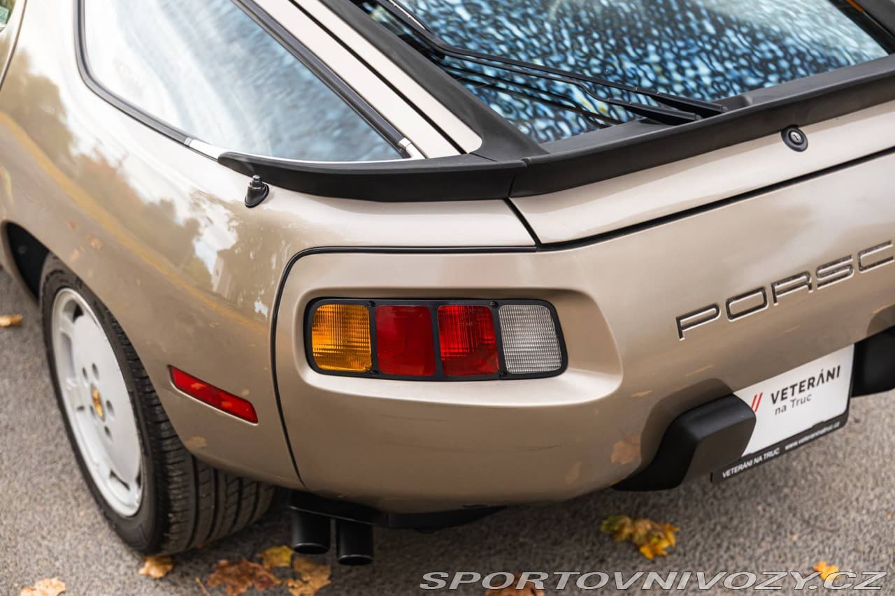 1983 Porsche 928 - 14