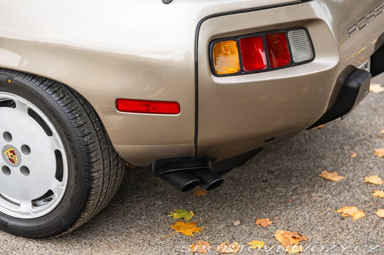 1983 Porsche 928 - 16