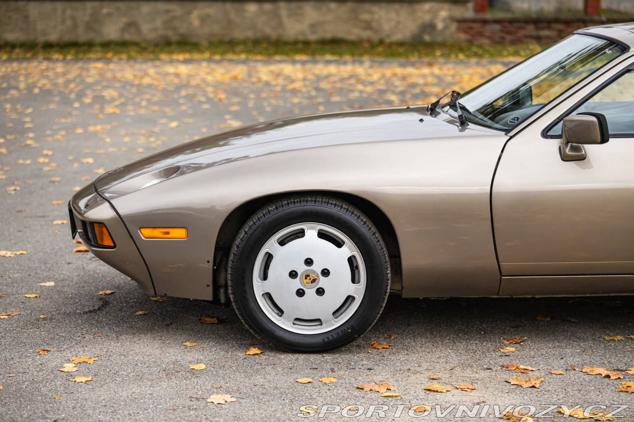 1983 Porsche 928 - 17