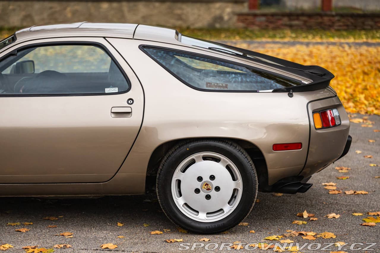 1983 Porsche 928 - 18