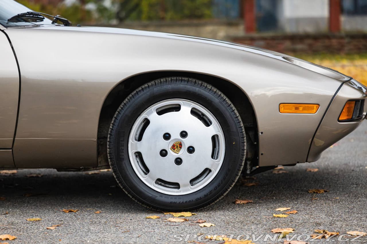 1983 Porsche 928 - 19