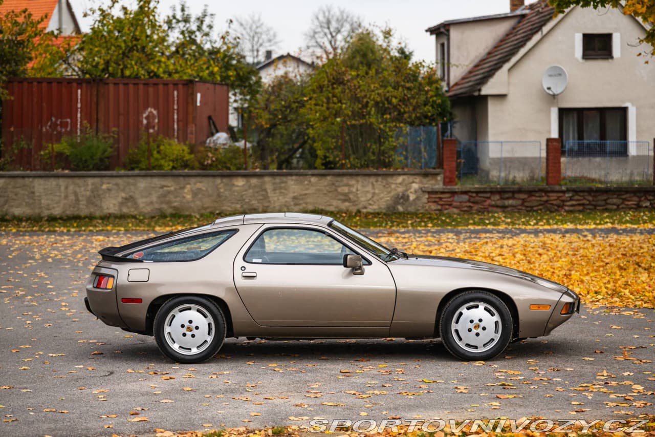 1983 Porsche 928 - 2