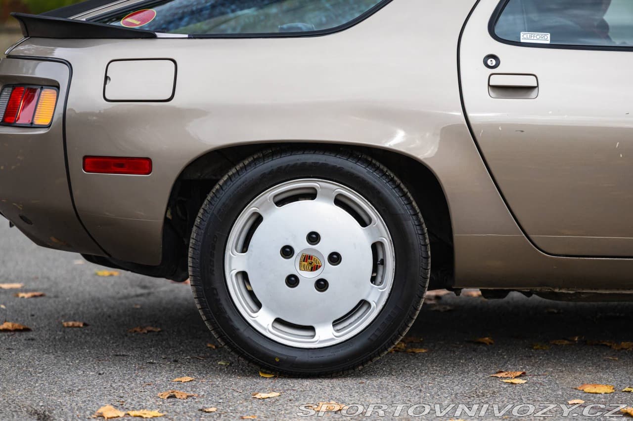 1983 Porsche 928 - 20