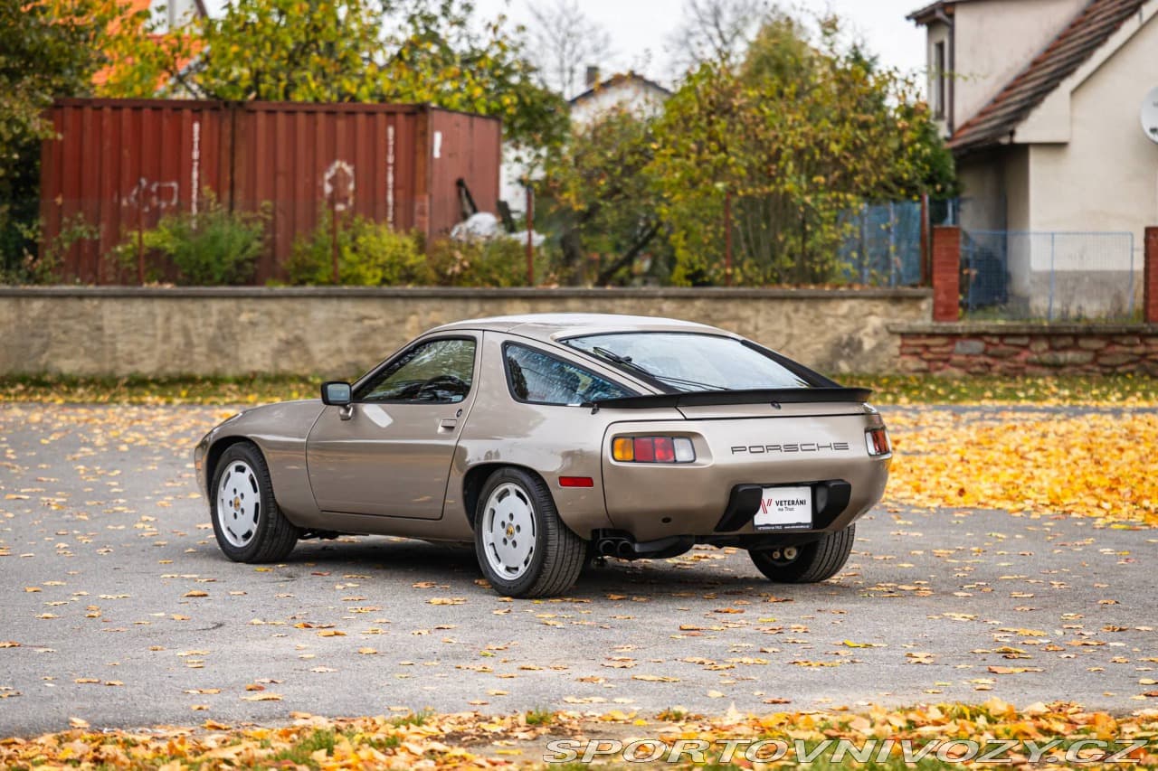 1983 Porsche 928 - 4