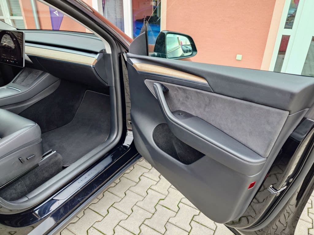 2022 Tesla Model Y - 27