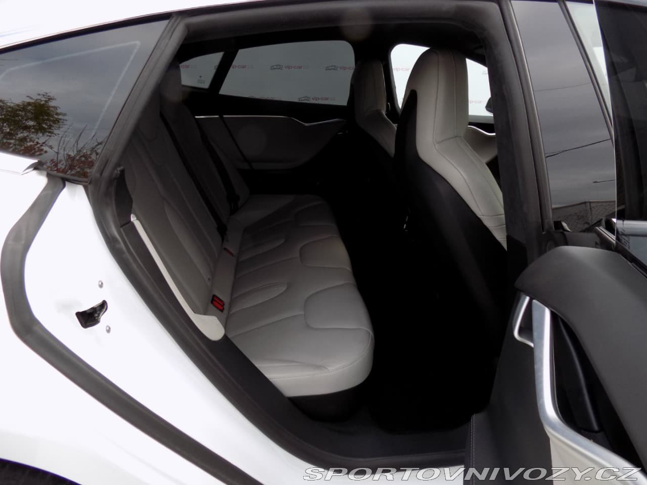 2015 Tesla Model S - 37