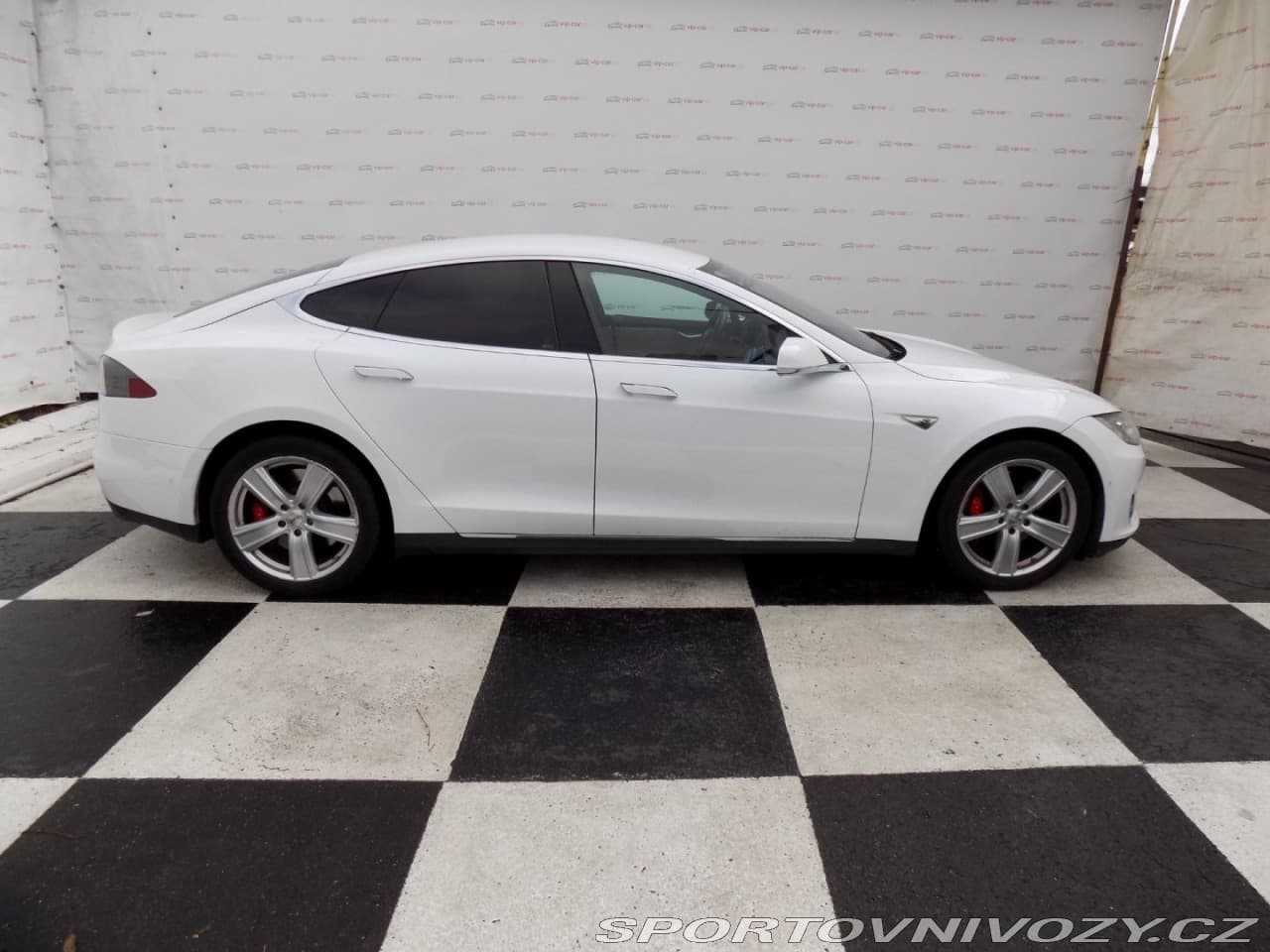 2015 Tesla Model S - 11